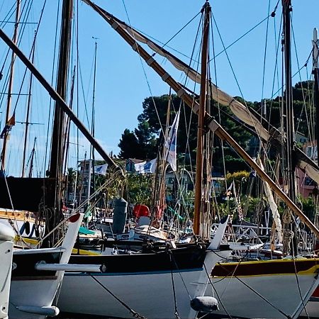 Les Toits De Sanary Et La Mer Exterior photo