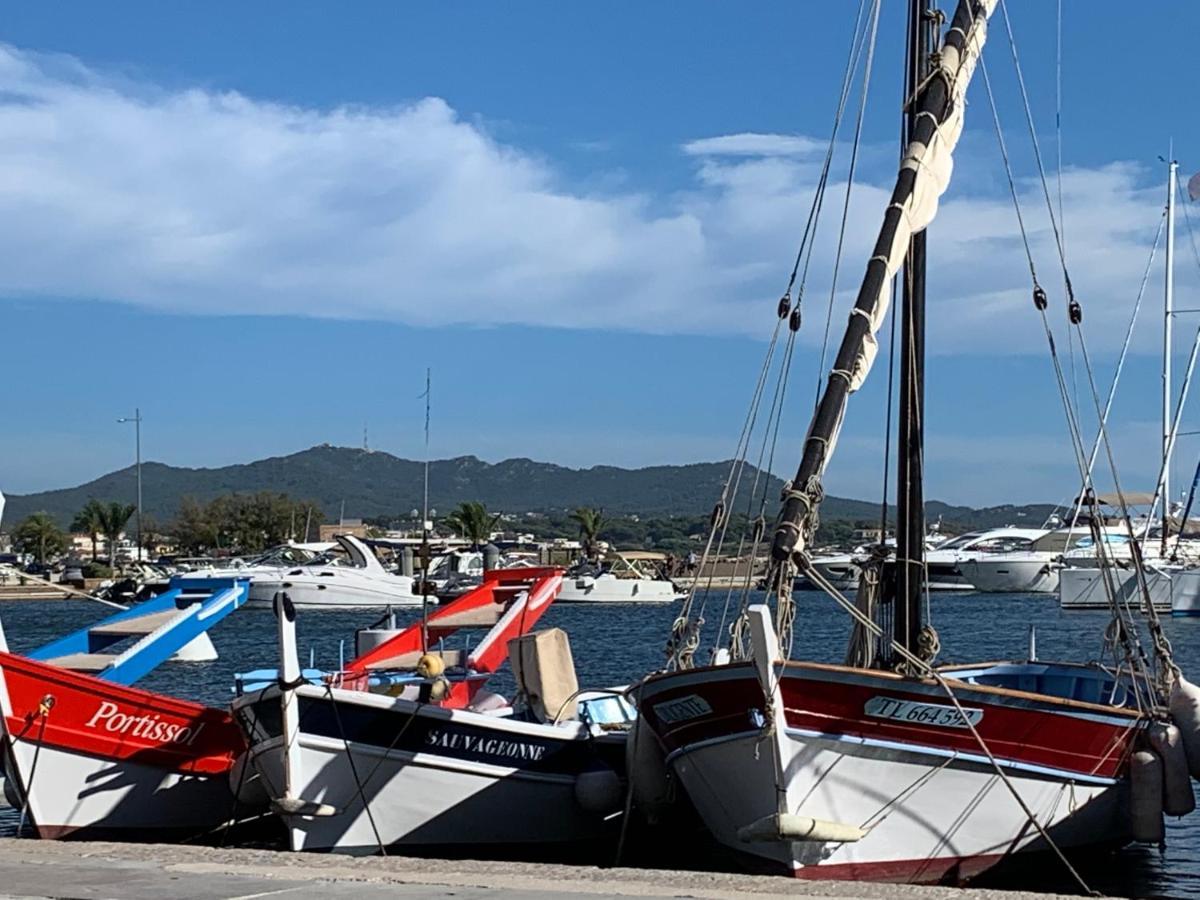 Les Toits De Sanary Et La Mer Exterior photo