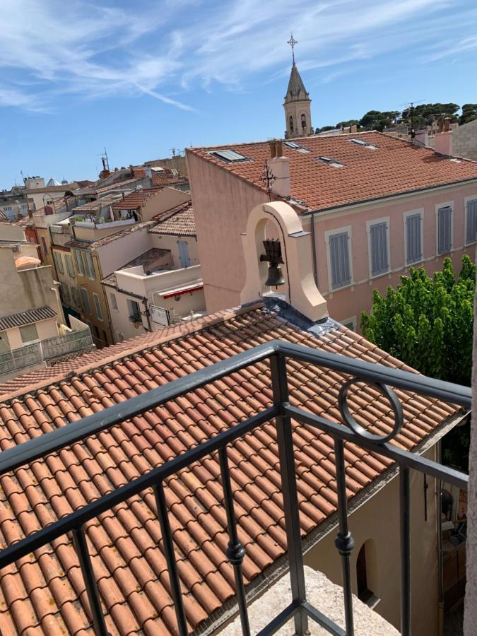 Les Toits De Sanary Et La Mer Exterior photo